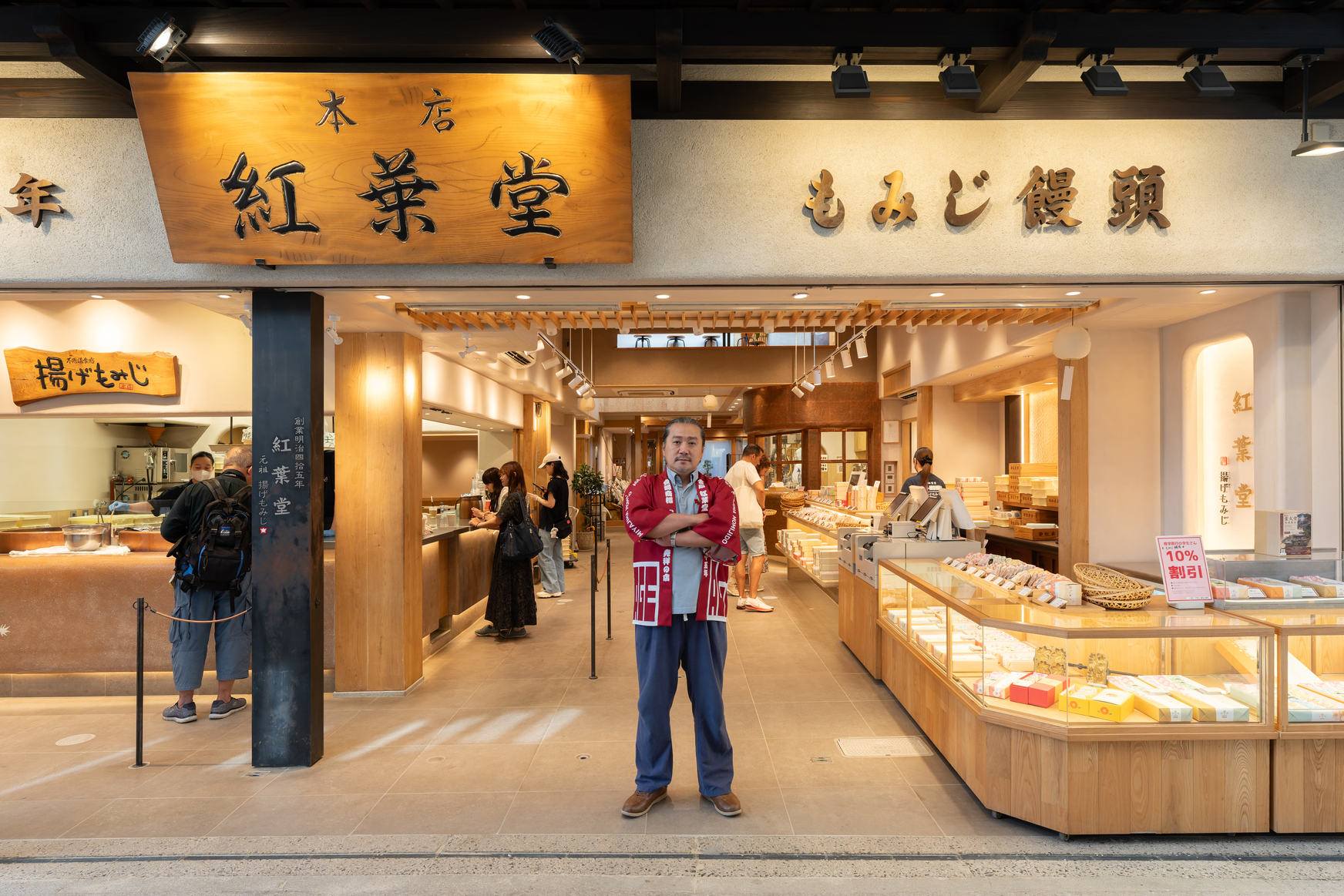 【MIYAJIMA_PEOPLE_vol.2】「宮島は変わってもいい、と気づいたときは衝撃でした」。“揚げもみじ”の生みの親であり、島民と新規参入者をつなぐ存在に／竹内基浩さん［紅葉堂五代目代表］
